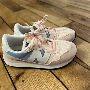 New Balance 237 tennis shoes